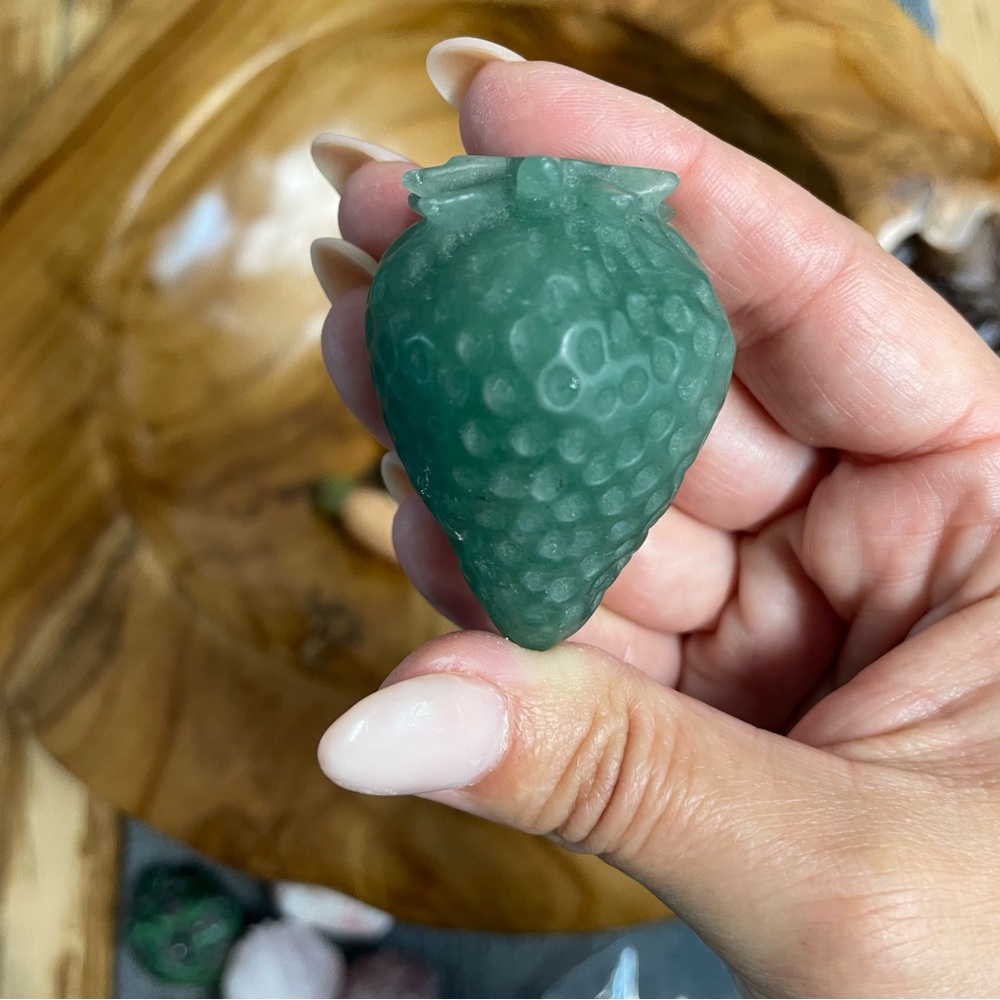 Green aventurine Strawberry-Shaped crystal carving